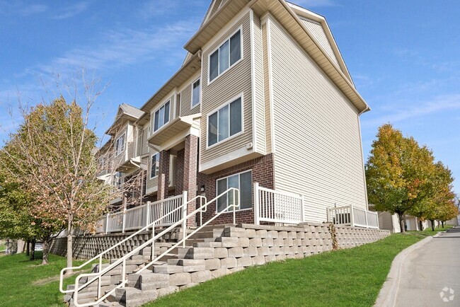 Building Photo - Luxury Iowa City townhouse close to UIHC a...