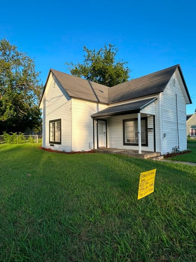 Building Photo - 426 N Clements St