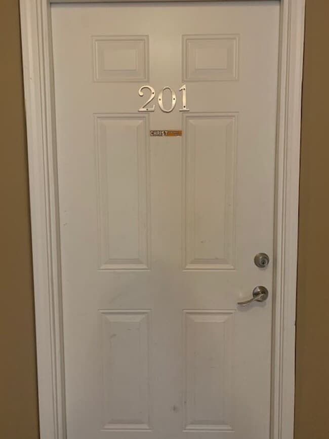 Photo - Beautiful modern upstairs condo with 2 full baths! Pet-friendly, with generous parking! Unidad 201