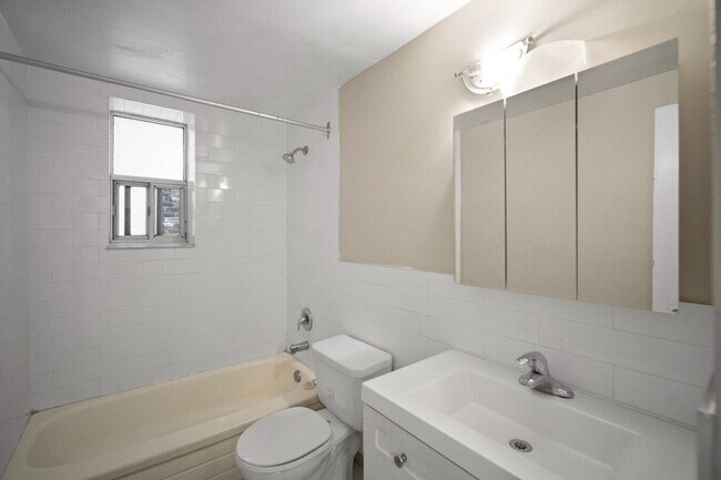 Photo - 1383 Bathurst