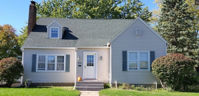 Building Photo - Very Spacious 4 Bedroom 2 1/2 Bath House Close to Campus!