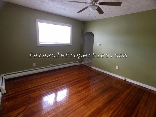 Photo - 704 Cooney St