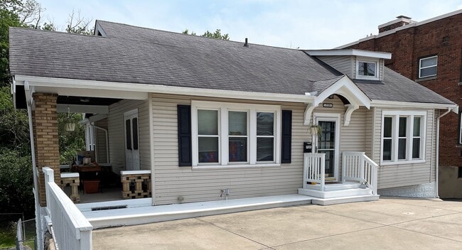 Photo - 735 S Grand Ave