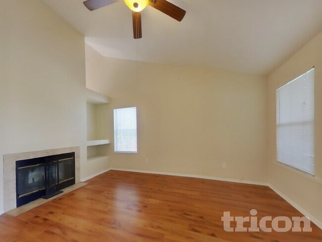 Photo - 715 Lotz Way