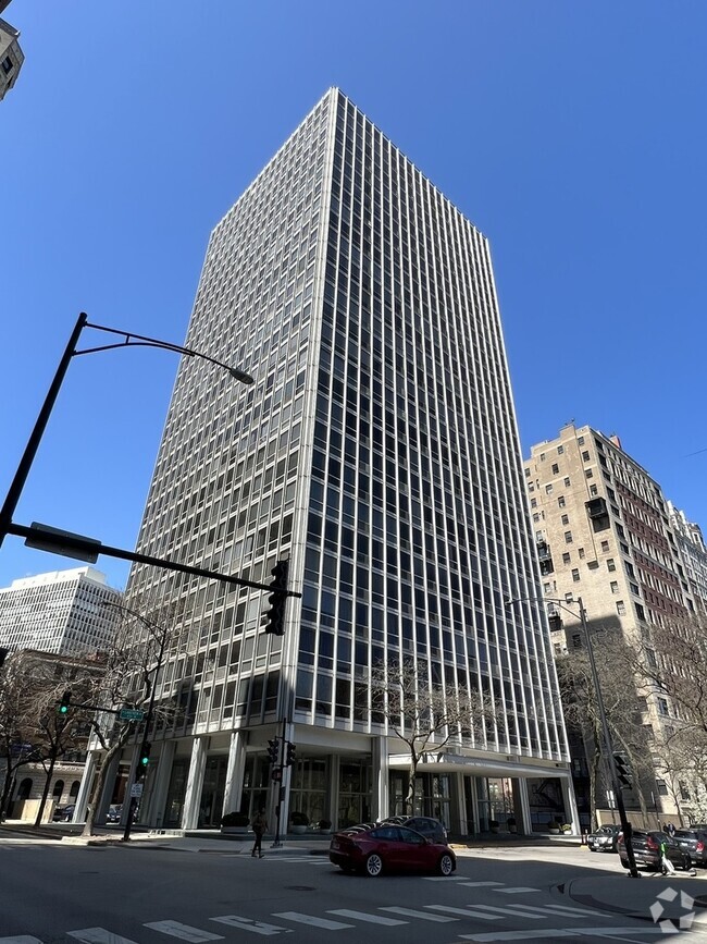 Building Photo - 2400 N Lakeview Ave Unit 2102 Rental