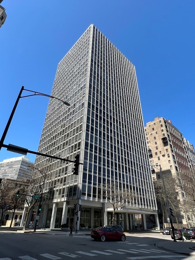 Photo - 2400 N Lakeview Ave Apartment Unit 2102