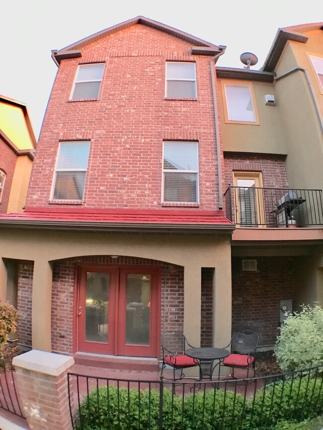 170 W Barry Links Way