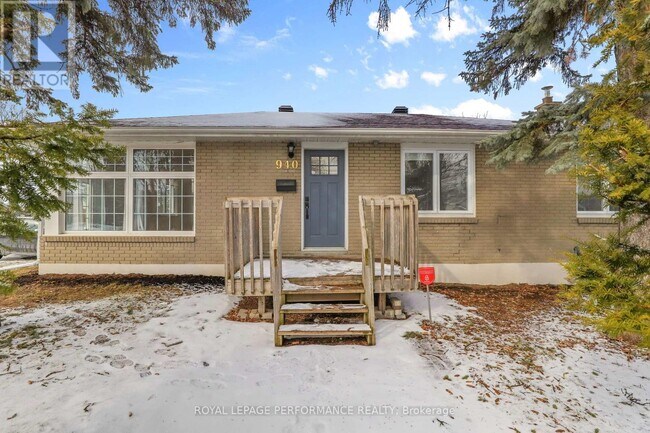 Photo - 940 Brant St