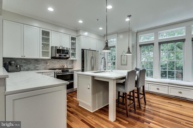 Photo - 820 W Glebe Rd