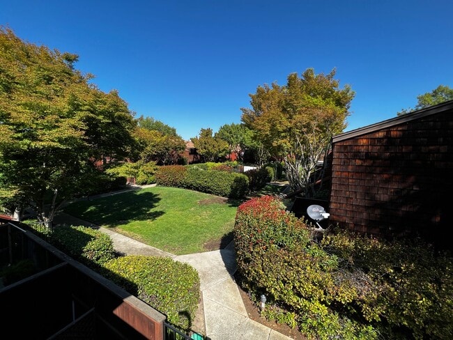 Building Photo - Fabulous 2-bedroom Concord Condominium With Community Pool!