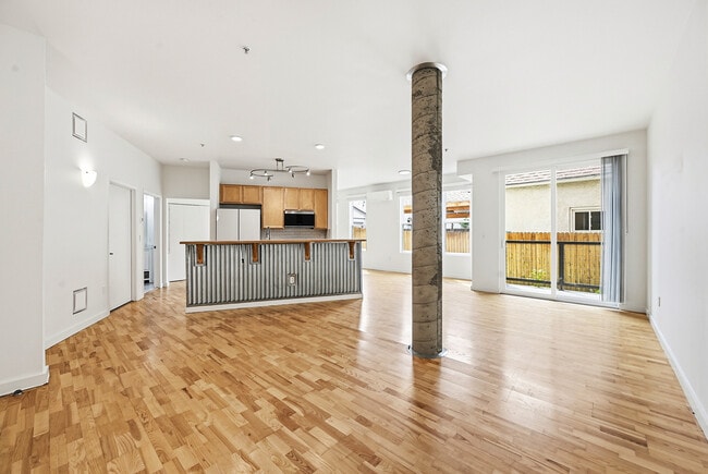 Building Photo - 2422 Tremont Pl Unit 103