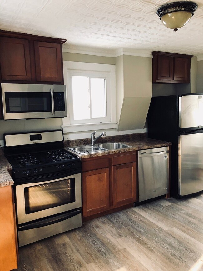 Photo - 4 Bedroom 2 Bath South Wedge, Close to U o...