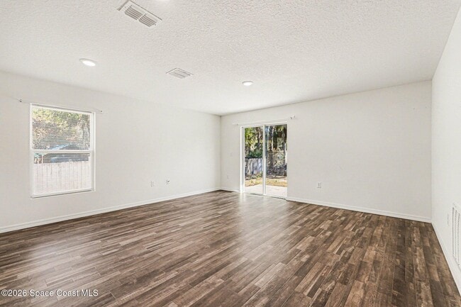 Photo - 711 Darlington Ave SW