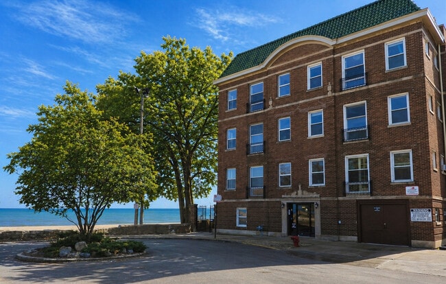 Building Photo - 1055 W Pratt Blvd Unit 2A