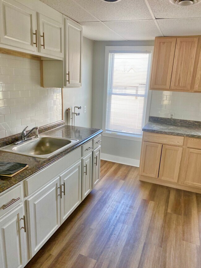 Subway tile backsplash & Laundry - 43 Brook St Unit 2