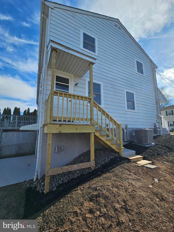 Photo - 301 E 4th St