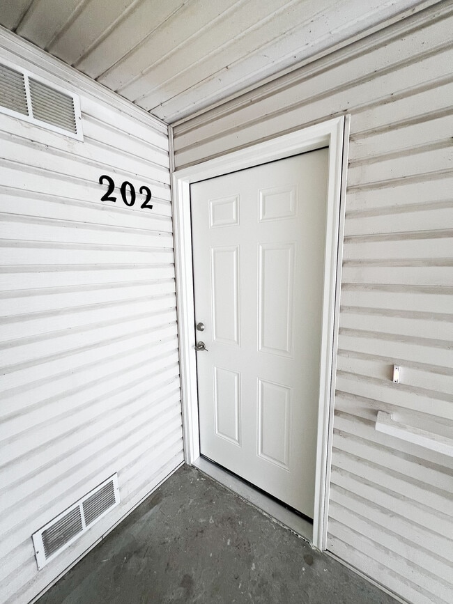 Building Photo - 6521 W Lucky Ln Unit 201