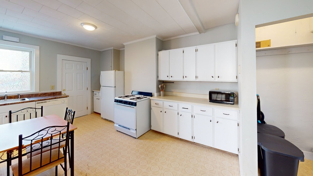Photo - Private bedroom in 3 bed/1 bath Home