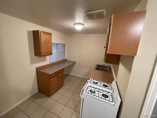 Photo - 20956 Rensselaer St