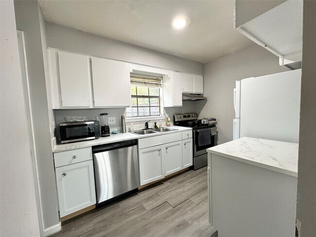 Photo - 4109 Lark Ln