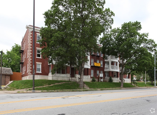 Primary Photo - Oasis on Linwood Rental