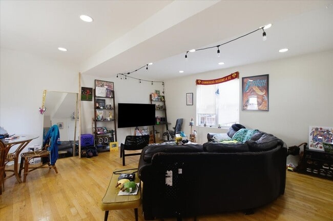Photo - 518 N May St