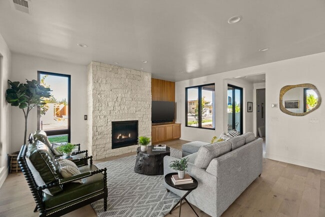 Photo - Exquisite Town home living: Bends desirabl...