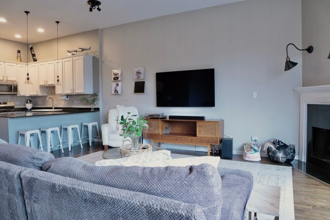 Photo - 1140 N Milwaukee Ave