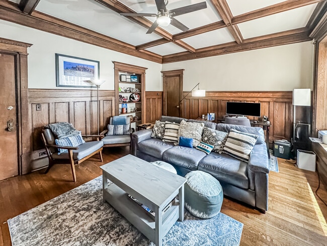 Photo - 559 W Surf St