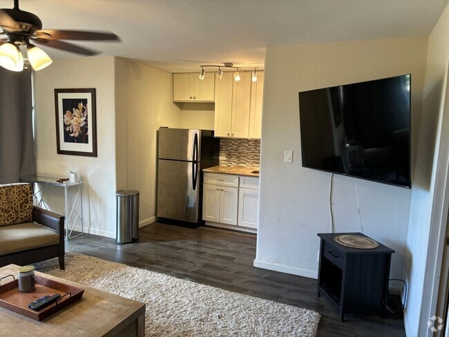 Building Photo - Furnished 2 bedroom/1 bath condo available... Unit 111