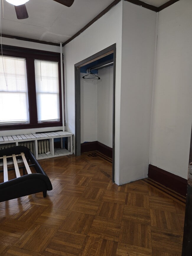 Fotografía del edificio - 799 Park Ave Unidad 2 Bedroom 1 bath 799 Park