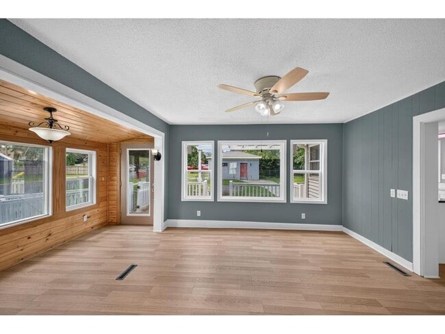 17 2nd St NE
