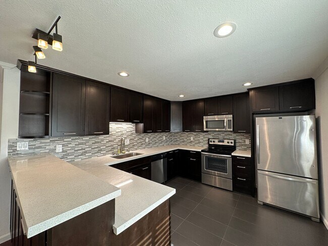 Photo - Updated 2 Bed / 1 Bath - Ground Floor Condo - Commuter-Friendly Location Unidad 1