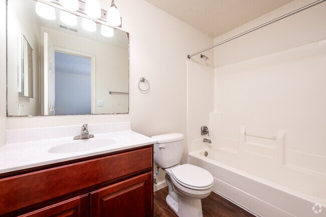 2BR, 2BA - 1,079SF - Primary Bathroom