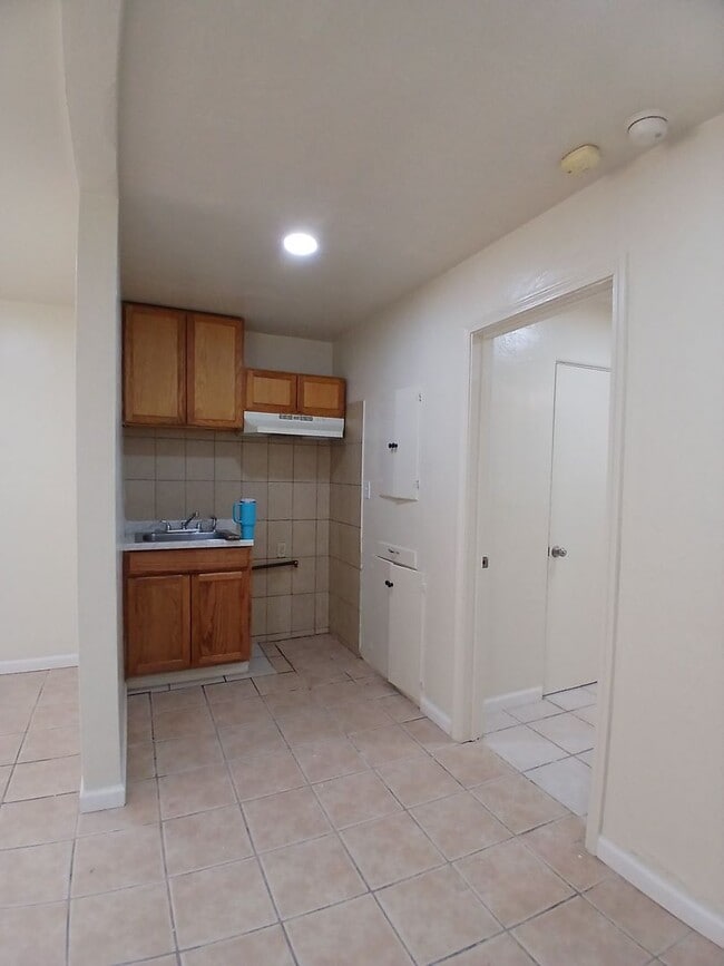 Photo - 206-212 B St Unidad 210