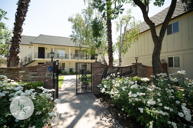 Building Photo - Fig Garden TownHome, 2BR/1BA – Great location, well maintained community!