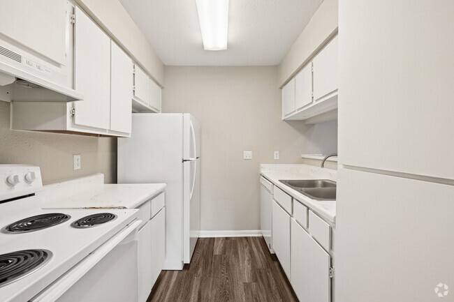 Apartment 2BR, 1BA - 912SF - Kitchen