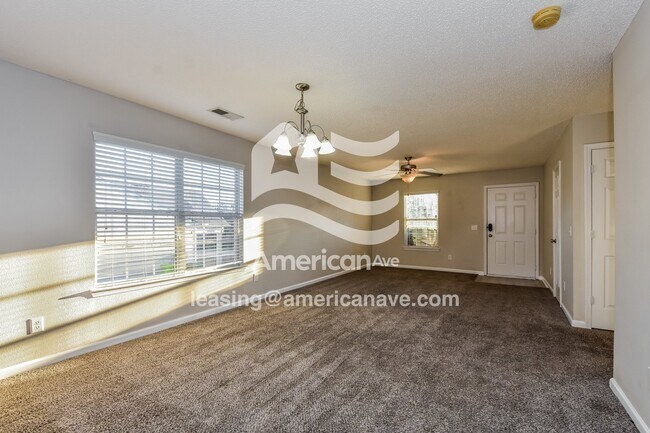 Photo - 426 Wincrest Ln