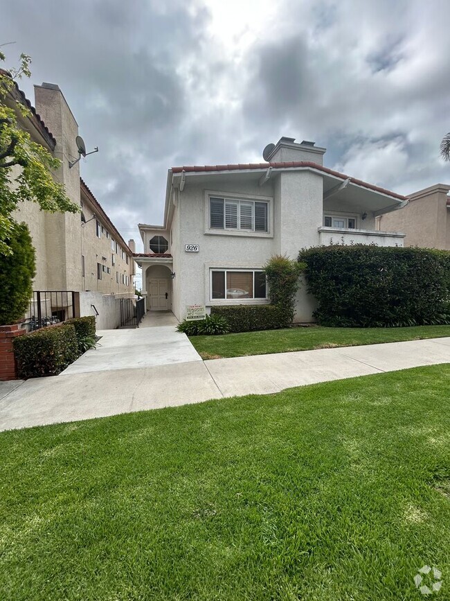 Building Photo - Beautiful 3 Bedroom 2 Bath condo!! Unit 4