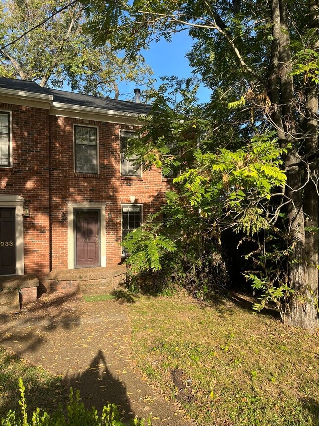 Building Photo - 2 Bed/ 1.5 Bath Townhome walking distance to Belmont, Minutes to Vandy