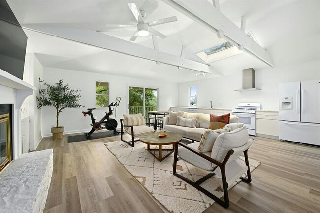 Building Photo - 1112 W 10th St Rental