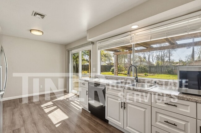 Photo - 9024 Leatham Ave