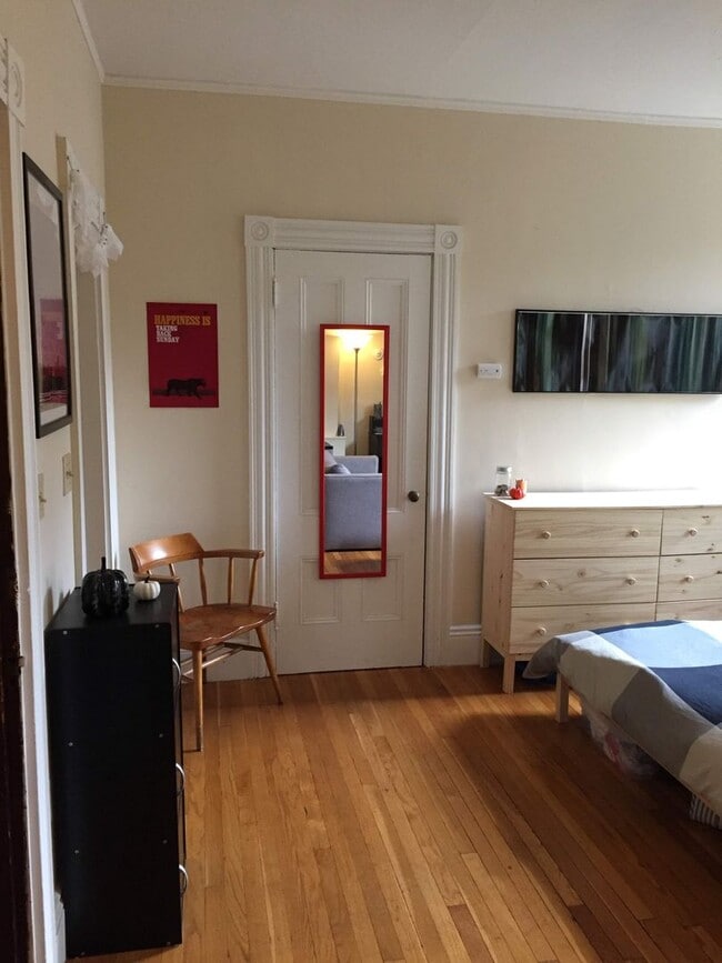 Photo - Good sized studio for 9/1 in a hot location!