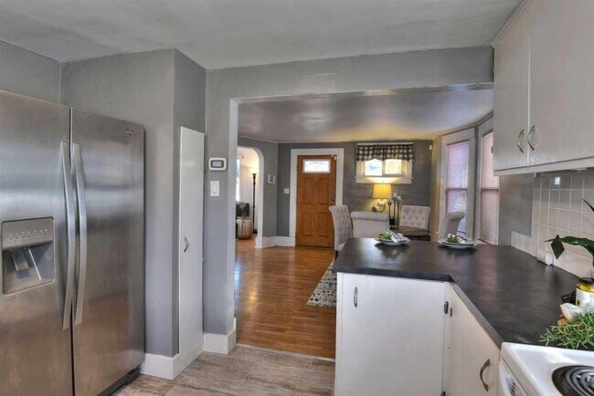 Dining - 1709 W Spofford Ave