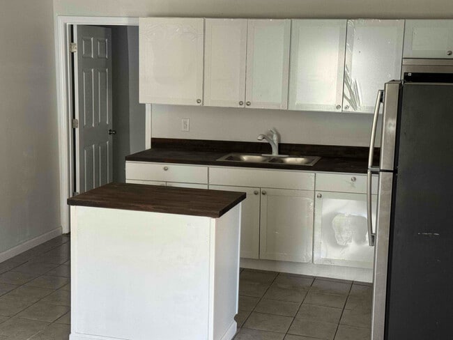 Photo - 350 Juless St