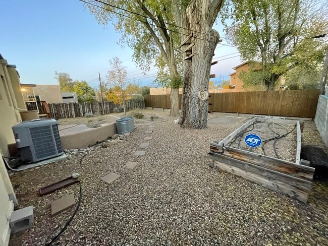 Photo - 732 Loma Vista Dr NE