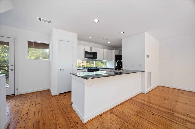 Building Photo - 2605 Calumet St Unit 2 Rental