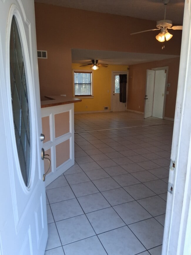 Entrance/Living Room - 4414 Housworth Dr