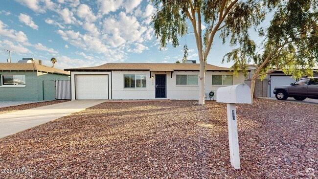 Building Photo - 830 E Orchid Ln Rental
