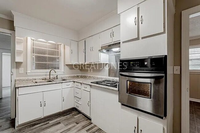 Photo - 1303 Whitehorse St